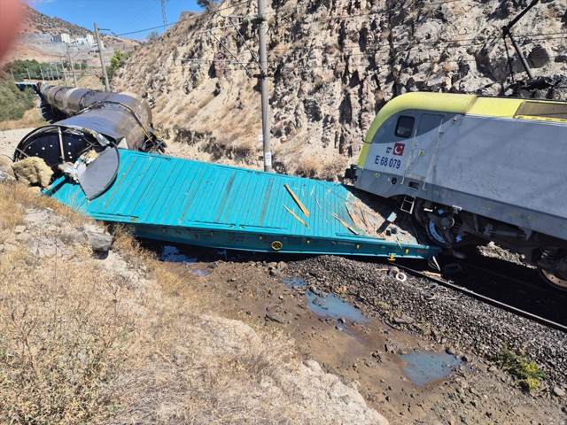 İki tren kafa kafaya çarpıştı! Ekipler bölgede, demir yolu trafiği kapatıldı - Resim: 0
