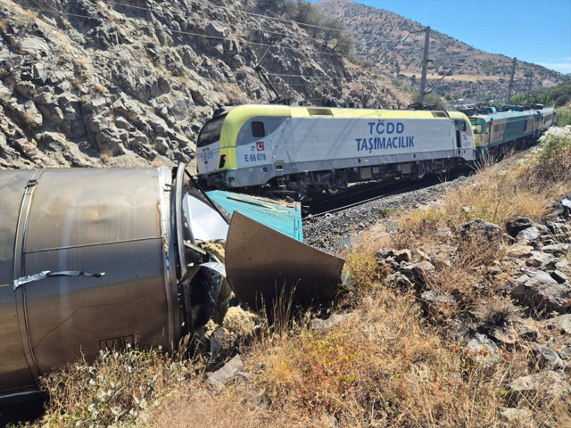İki tren kafa kafaya çarpıştı! Ekipler bölgede, demir yolu trafiği kapatıldı - Resim: 1