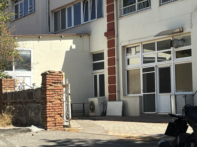 İzmir'de akılalmaz olay: Pencereden sarkıtılan lise öğrencisi aşağı düştü - Resim: 0