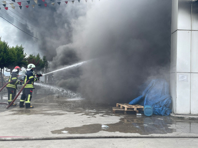 Alışveriş merkezinde yangın çıktı! Gökyüzünü kara dumanlar kapladı - Resim: 0