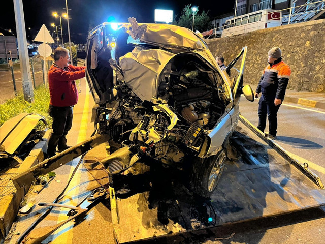 Zonguldak'ta üst geçidin direğine çarpan otomobildeki 2 kişi öldü - Resim: 0