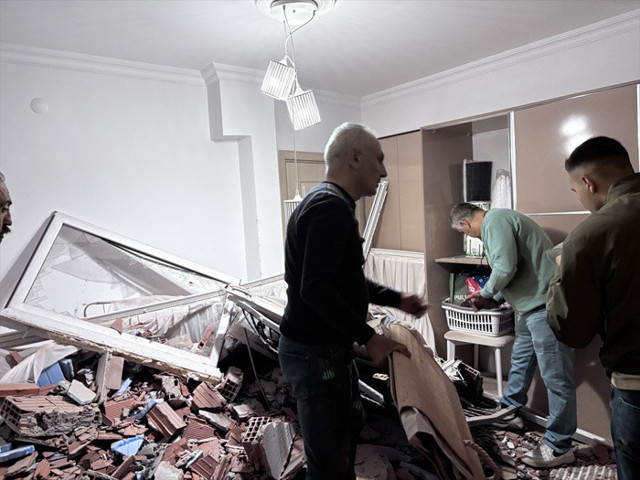 İzmir'de kamyon evin odasına girdi belediyeye yolu değiştirin çağrısı - Resim: 0