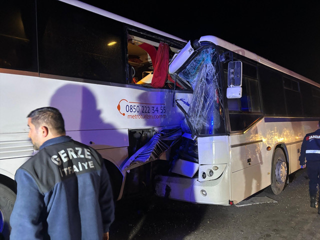 İki otobüs çarpıştı! Feci kazada yaralılar var - Resim: 0
