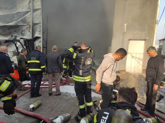 Kocaeli'de parfüm deposunda yangın çıktı 6 kişi hayatını kaybetti - Resim: 0