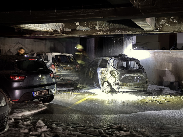 Site otoparkında yangın paniği! Araçlar hurdaya döndü - Resim: 0