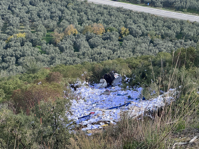 Bariyeri aşıp uçuruma yuvarlandı! Feci kazada ölenler var - Resim: 0