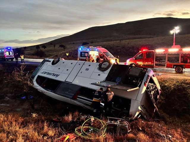 Afyonkarahisar'da yolcu otobüsü devrildi! Ölü ve yaralılar var - Resim: 0