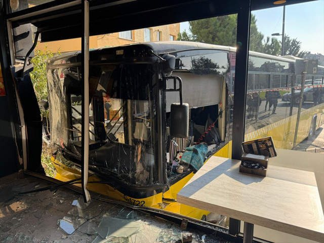 Üsküdar'da İETT otobüsü börekçiye daldı! Yaralılar var - Resim: 0