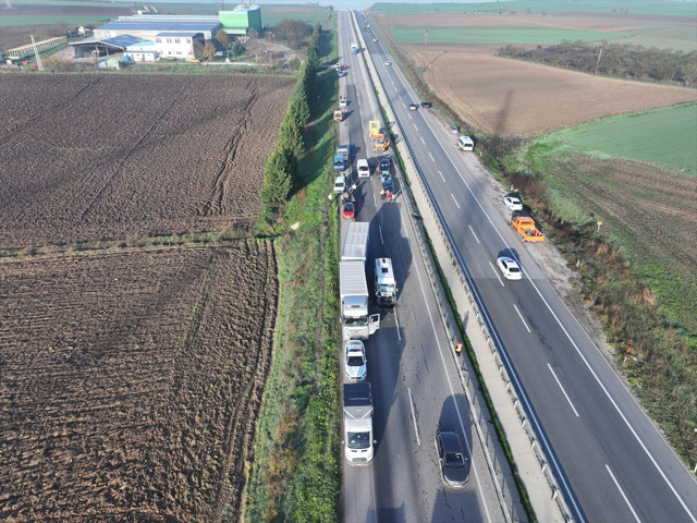 10 aracın karıştığı zincirleme kaza! Yaralılar var - Resim: 0