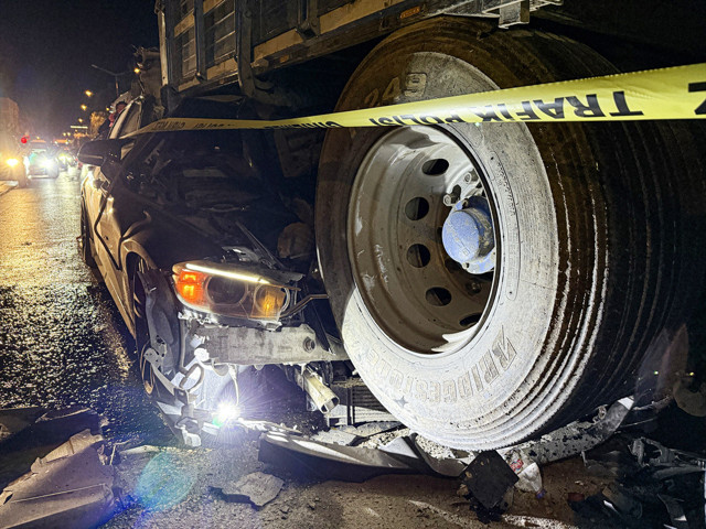 Adana'da otomobil kampona çarptı altına girdi 1 kişi öldü, 2 kişi yaralandı - Resim: 0