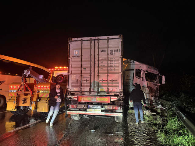 Sakarya'da zincirleme trafik kazası: 12 yaralı - Resim: 1