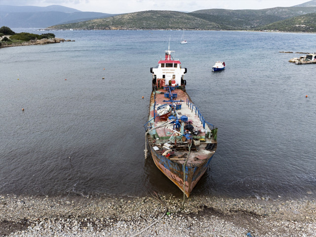 Urla Sahili'nde kaçak gemi sökümüne 2.3 milyon TL ceza - Resim: 0