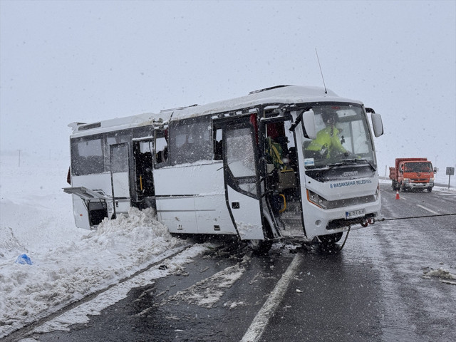 Kayseri'de cenazeye gidenleri taşıyan midibüs devrildi! - Resim: 0