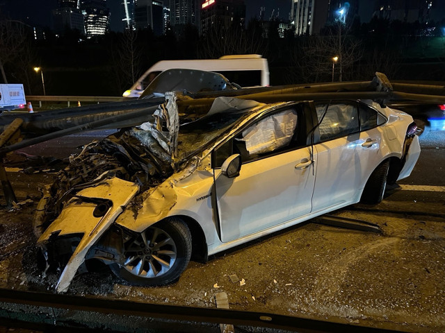 Ataşehir'de iki otomobilin çarpıştığı kazada 2 kişi yaralandı - Resim: 0