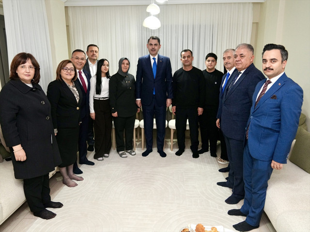 Bakan Kurum, Gaziantep'te depremzede ailenin yeni evine misafir oldu - Resim: 2