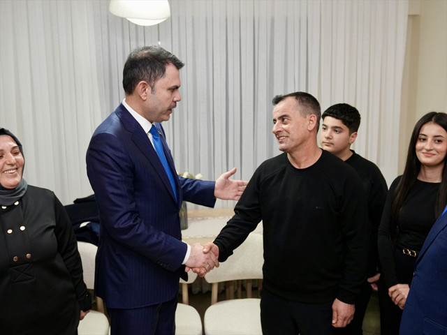 Bakan Kurum, Gaziantep'te depremzede ailenin yeni evine misafir oldu - Resim: 0