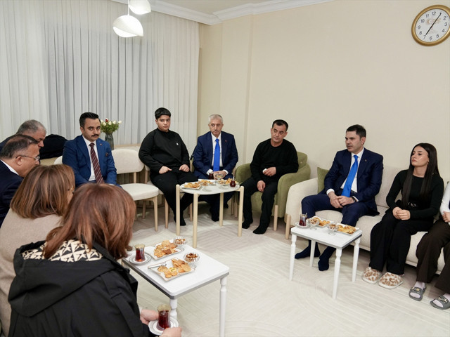 Bakan Kurum, Gaziantep'te depremzede ailenin yeni evine misafir oldu - Resim: 1