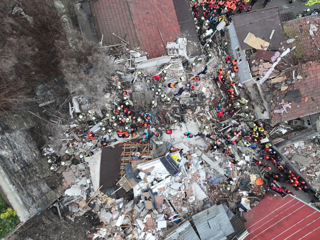 İstanbul Fatih'te iki bina çöktü! Son dakika göçük altında kalanlar kurtarıldı, valilikten açıklama - Resim: 2