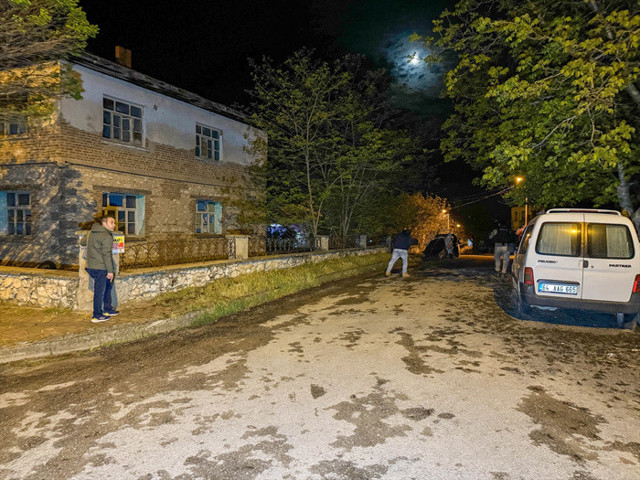 Uşak'ta aile içi şiddet ihbarına giden polis ekibine silahlı saldırı - Resim: 1