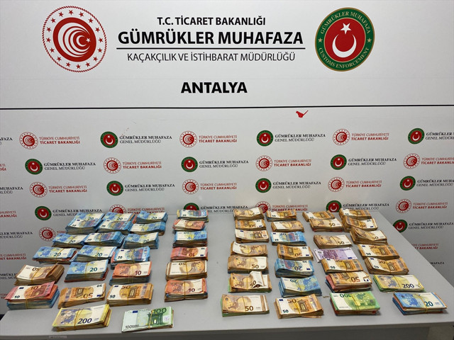 Antalya Havalimanı'nda bebek bezine gizlenmiş 381 bin avro ele geçirildi - Resim: 0