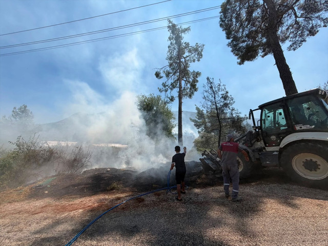 Antalya'nın Kaş ilçesinde ormanlık alanda yangın çıktı - Resim: 1