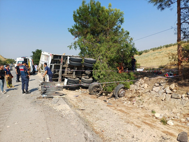 Manisa'da yolcu otob&uuml;s&uuml; kamyona &ccedil;arptı! &Ouml;l&uuml; ve yaralılar var - Resim: 1