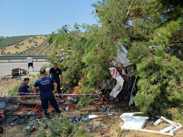 Manisa'da yolcu otob&uuml;s&uuml; kamyona &ccedil;arptı! &Ouml;l&uuml; ve yaralılar var - Resim: 0