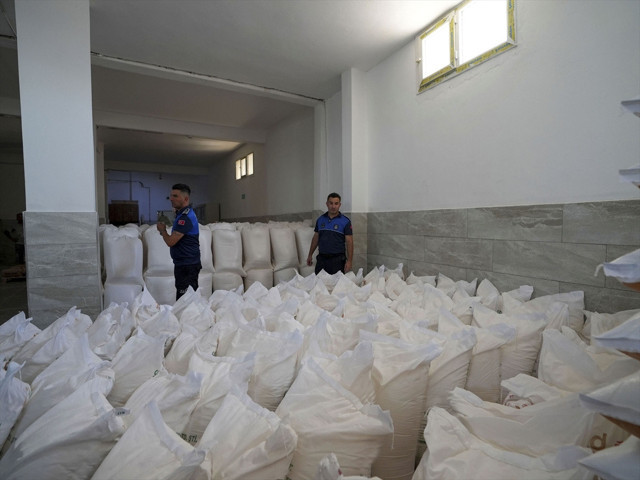 Mersin'de mide bulandıran g&ouml;r&uuml;nt&uuml;! Fabrikada ele ge&ccedil;irildi: 30 ton b&ouml;ceklenmiş un! - Resim: 0