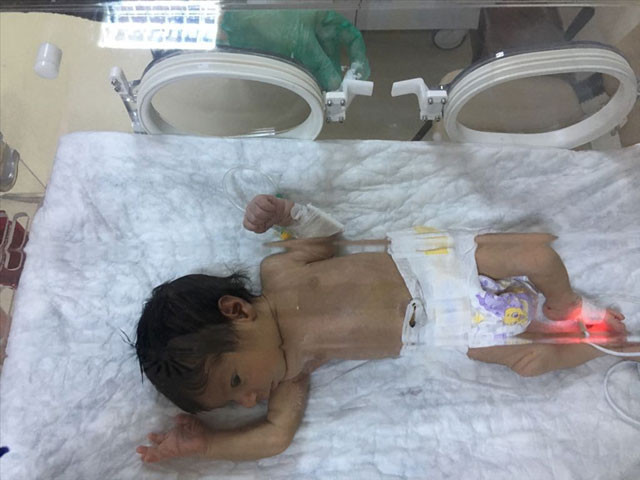 Mersin'de belediye otoparkında yeni doğmuş bebek bulundu - Resim: 1