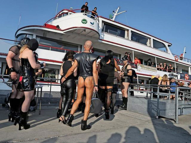 Dünyanın en büyük 'teknede fetiş partisi'! Binlerce kişi böyle katıldı - Resim: 2