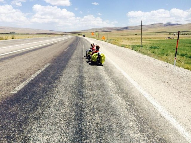 Bu çift ilginç ulaşım şekliyle dünya turunda... - Resim: 2