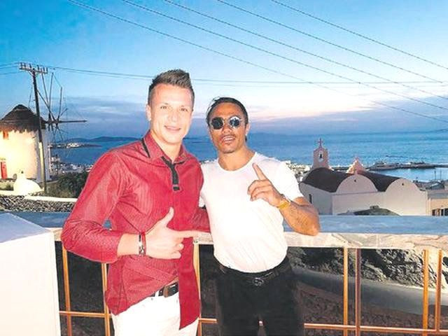 Nusret'in yeni restorantına ünlü akını oldu! Ziyafet çekmenin karşılığı ise dudak uçuklatıyor - Resim: 2