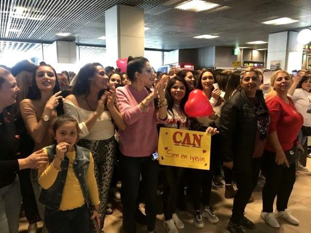 Can Yaman'ı İspanya'da binlerce kişi karşıladı havalimanında yatmışlar - Resim: 4