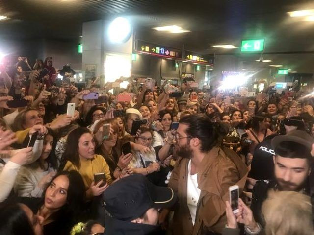 Can Yaman'ı İspanya'da binlerce kişi karşıladı havalimanında yatmışlar - Resim: 2
