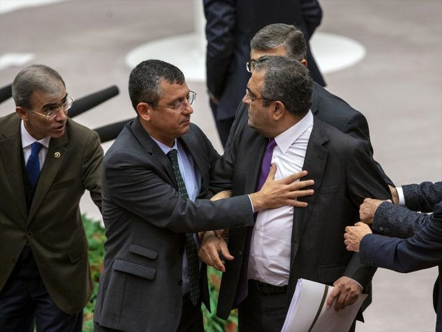 Sezgin Tanrıkulu'nun "Git" sözünü yanlış anlayan MHP'liler kürsüye yürüdü - Resim: 4