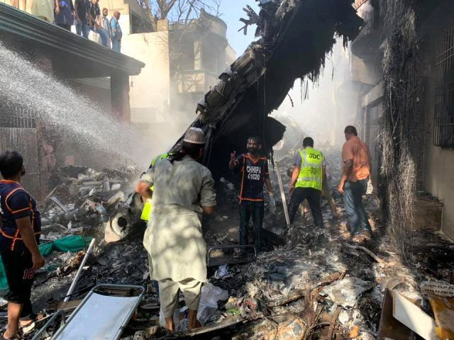 Pakistan’da düşen uçakta ünlü model Zara Abid de öldü - Resim: 1