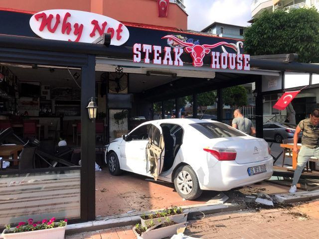 Şarkıcı Lara ve yeğenine araba çarptı! Kırmızı ışık ihlali az kalsın can alıyordu - Resim: 2