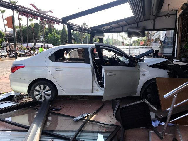 Şarkıcı Lara ve yeğenine araba çarptı! Kırmızı ışık ihlali az kalsın can alıyordu - Resim: 3