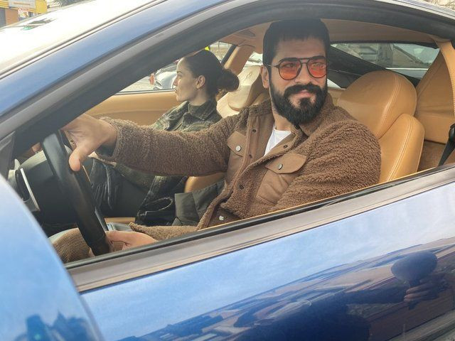 Fahriye Evcen ve Burak Özçivit yeni lüks otomobilleriyle boğaz turu attı - Resim: 2