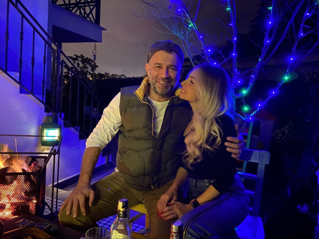 Şevket Çoruh 5 yıllık eşiyle düğün yaptı! 'Nikah memuru' olan Müjdat Gezen'in esprisi gülmekten kırdı geçirdi - Resim: 1