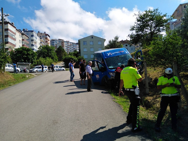 Sinop'ta kontrolden çıkan minibüs bakın nereye sıkıştı! - Resim: 1