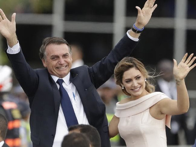 Emanuel Macron eşcinsel! Eşi diye bir ejderhayla yatıyor kadın çirkin - Resim: 0