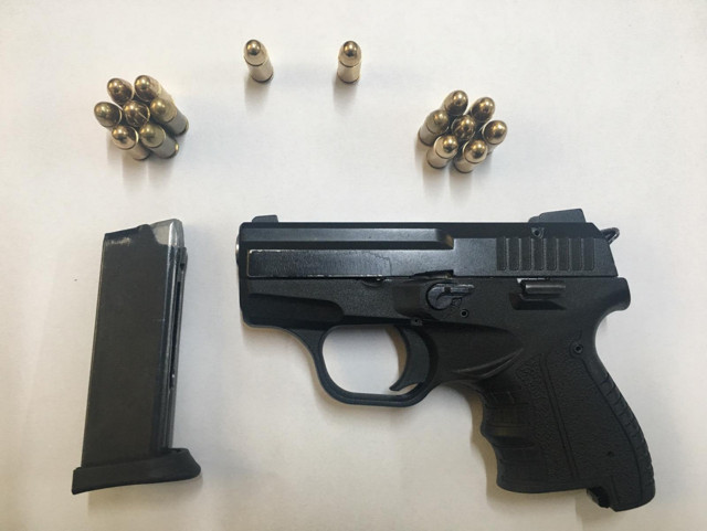 Aydın'da uzaklaştırma kararı olan koca tabancayla eve girerken yakalandı - Resim: 0