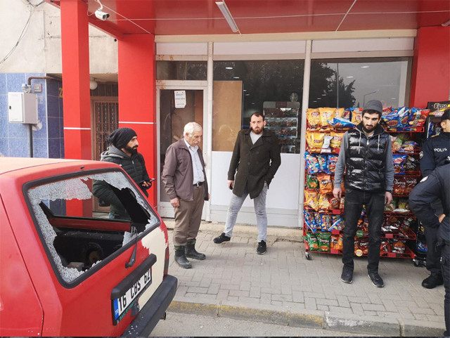 Para vermeyen babasının otomobiline kaldırım taşıyla saldırdı - Resim: 0