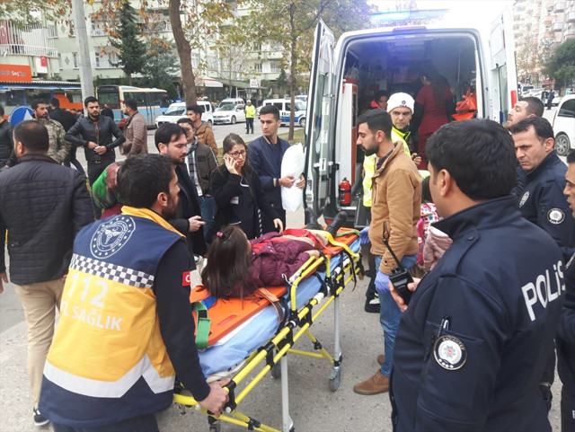 Gaziantep'te 3 araç birbirine girdi! Çok sayıda yaralı var - Resim: 2