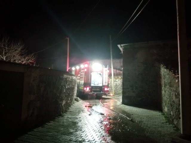 Olay yeri İzmir! Alevlerin arasında kalan minik kız feci şekilde can verdi - Resim: 0