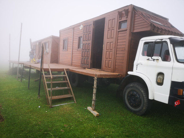 Trabzon'da kamyonet kasasını eve çevirdi yaylada ailesini izolasyona aldı - Resim: 2