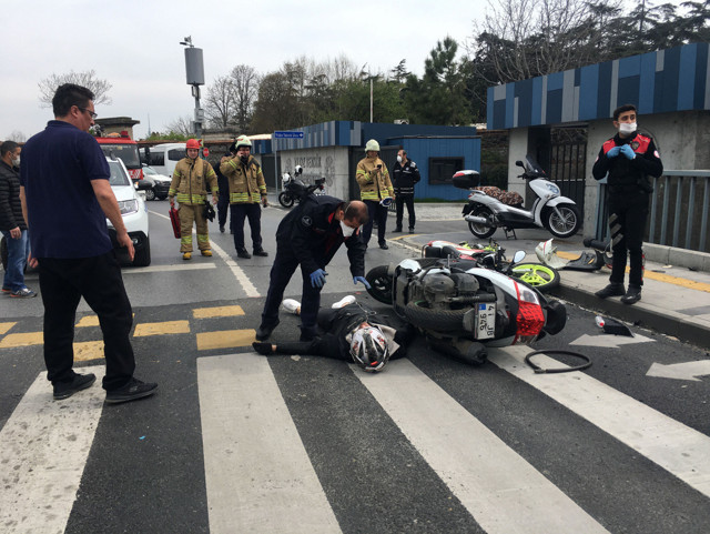 Beşiktaş'da motosikletler kafa kafaya çarpıştı - Resim: 0