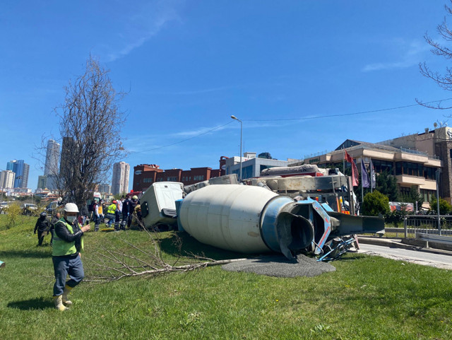 Ataşehir'de beton mikseri devrildi sürücü içinde sıkıştı onlar yayın peşine düştü - Resim: 1