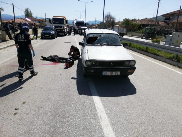 Amasya'da kazada ölen oğlunun başında gözyaşı döktü - Resim: 0